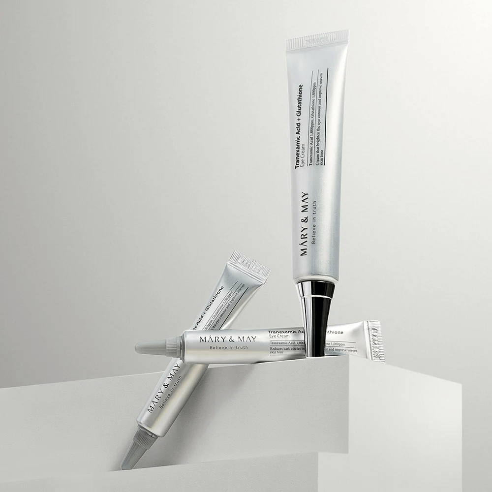 Mary&May Tranexamic Acid + Glutathione Eye Cream asetettuna studioon, korealainen silmävoide, joka yhdistää traneksaamihapon ja glutationin kirkkaampaan katseeseen.