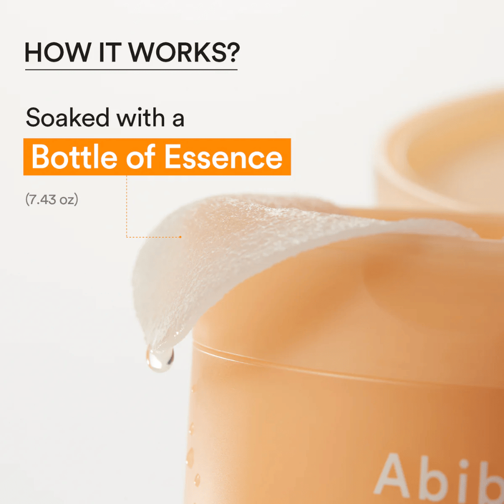 Lähikuva kosteuttavasta hoitolapusta, joka on läpimärkä Abib Glutathiosome Dark Spot Pad Vita Touch -essenssistä.