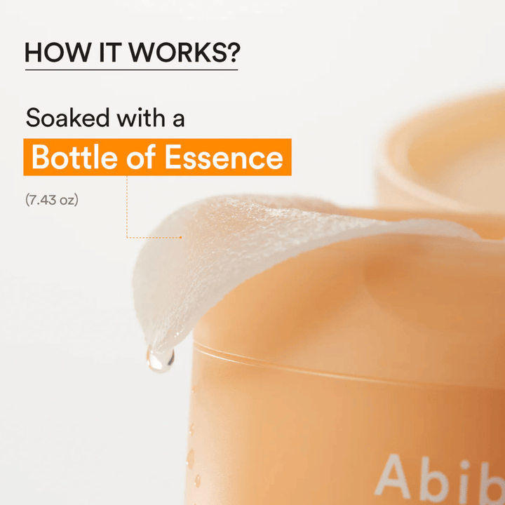 Lähikuva kosteuttavasta hoitolapusta, joka on läpimärkä Abib Glutathiosome Dark Spot Pad Vita Touch -essenssistä.