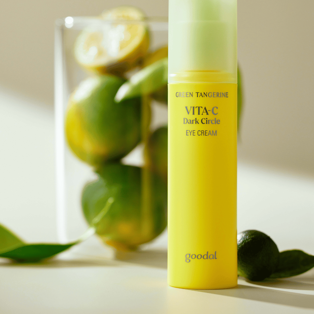 Pullo Goodal Green Tangerine Vita C Dark Circle Eye Cream 30ml pöydällä limen vieressä.
