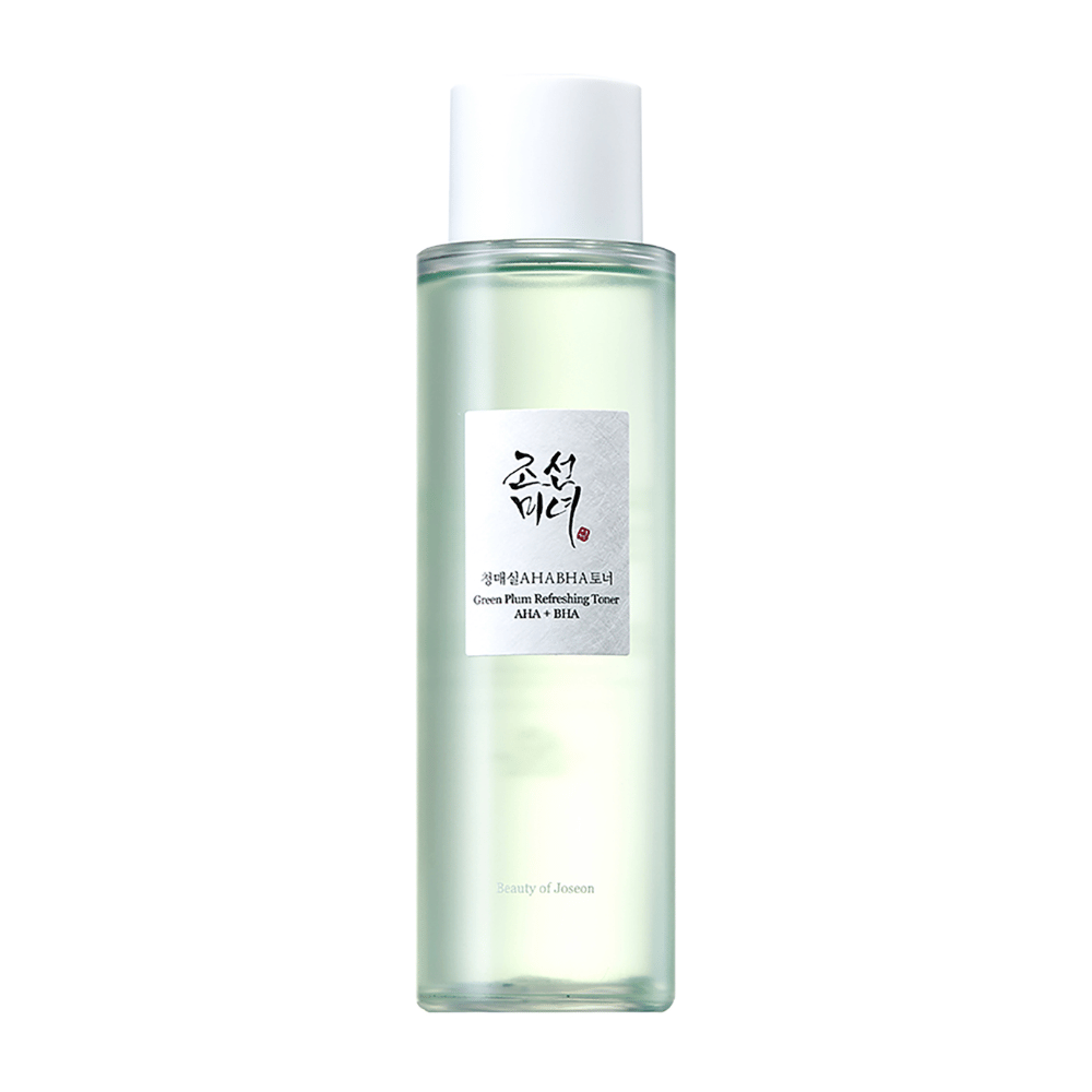 "Green Plum Refreshing Toner" AHA + BHA -pullolla on tyylikäs muotoilu, jossa on valkoinen korkki ja läpinäkyvä runko, joka paljastaa sisällä olevan vihreän nesteen. Etiketissä on tyylikäs musta ja punainen teksti, mikä antaa raikkaan ja modernin tunteen.