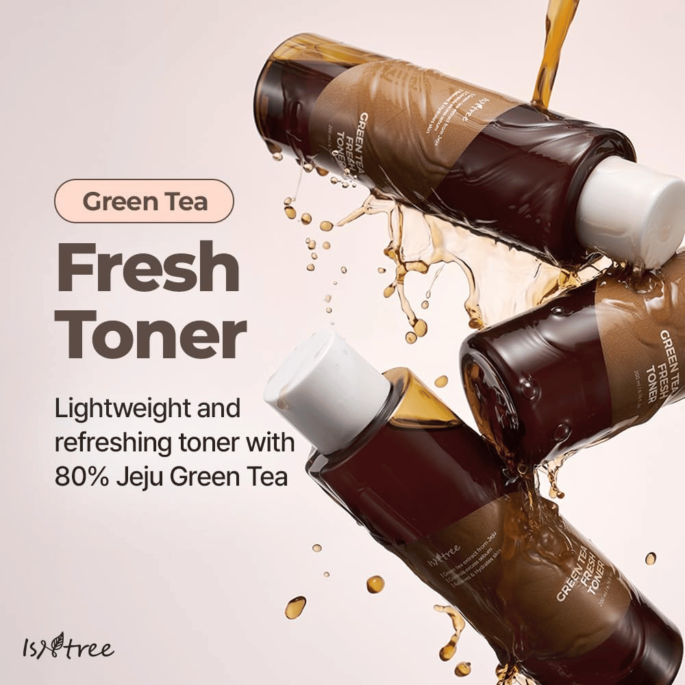 Useita pulloja tuotteesta Isntree Green Tea Fresh Toner on ympäröity kasvovesiroiskeilla. Kuva korostaa kevyttä ja raikastavaa koostumusta, jossa on 80 % Jejun vihreää teetä kosteutukseen ja ihon tasapainottamiseen.