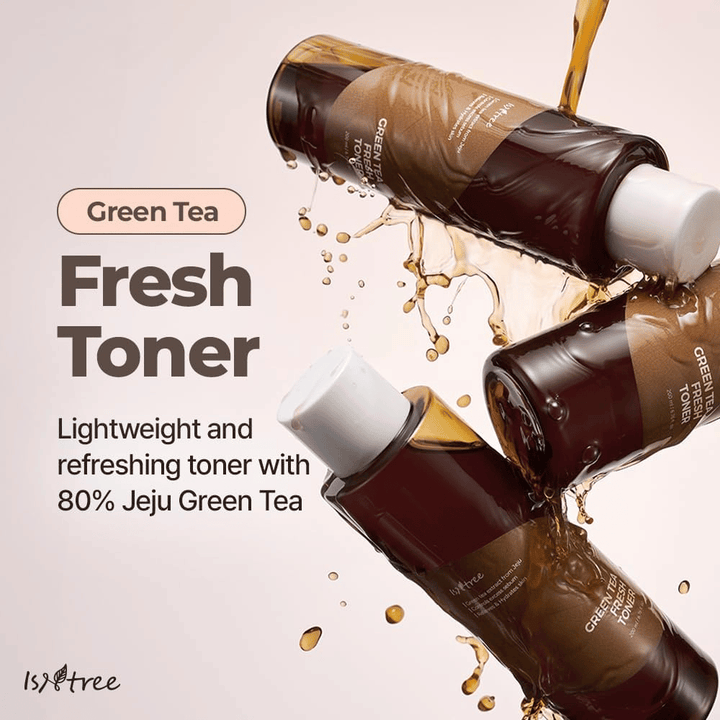 Useita pulloja tuotteesta Isntree Green Tea Fresh Toner on ympäröity kasvovesiroiskeilla. Kuva korostaa kevyttä ja raikastavaa koostumusta, jossa on 80 % Jejun vihreää teetä kosteutukseen ja ihon tasapainottamiseen.