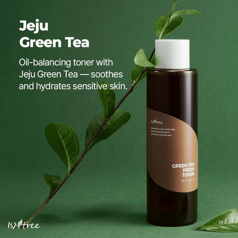 Isntree Green Tea Fresh Toner esiteltynä yhdessä Jejun vihreiden teenlehtien kanssa. Kuva korostaa kasvoveden vihreä tee -pitoisuutta, joka auttaa kosteuttamaan, rauhoittamaan ja tasapainottamaan ihoa.