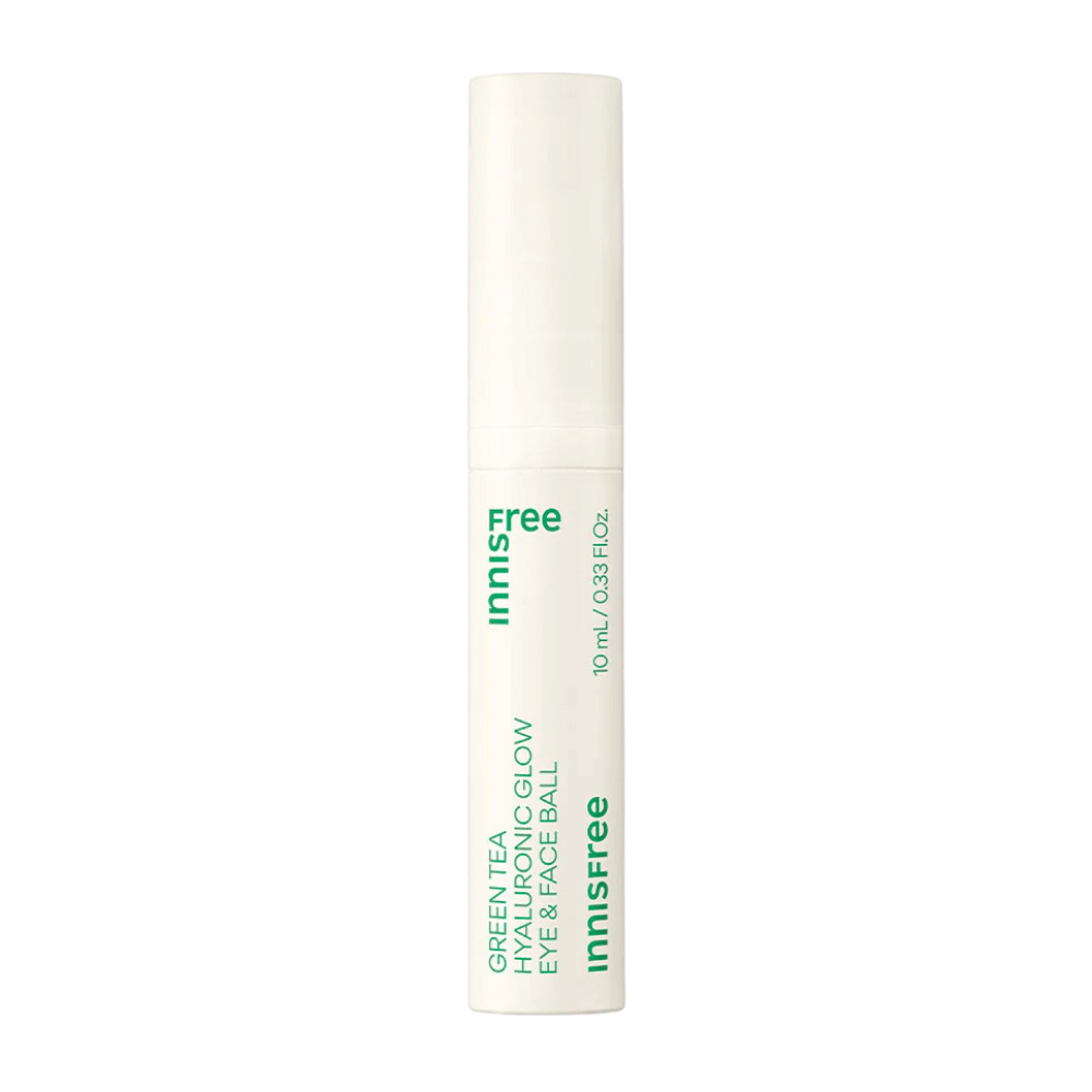 Innisfree Green Tea Hyaluronic Glow Eye & Face Ball esitetään valkoisessa pullossa, jossa on vihreä teksti. Tuotteessa on pyöreä levityspää ja se sisältää 10 ml. Muotoilu on yksinkertainen ja tyylikäs, keskittyen tuotteeseen etualalla.