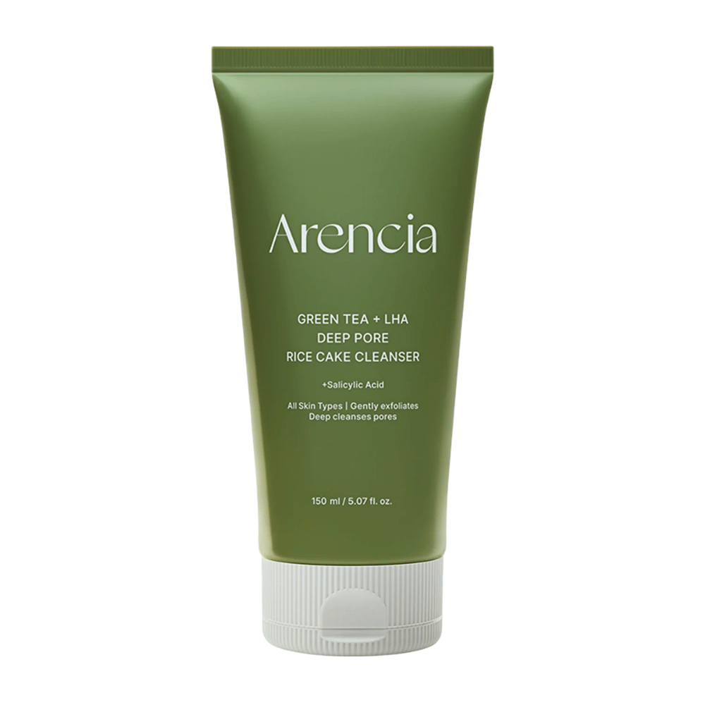 Puhdas tuotekuva tuotteesta Arencia Green Tea + LHA Deep Pore Rice Cake Cleanser vihreässä tuubimuotoilussa, keskittyen minimalistiseen ja moderniin pakkaukseen.