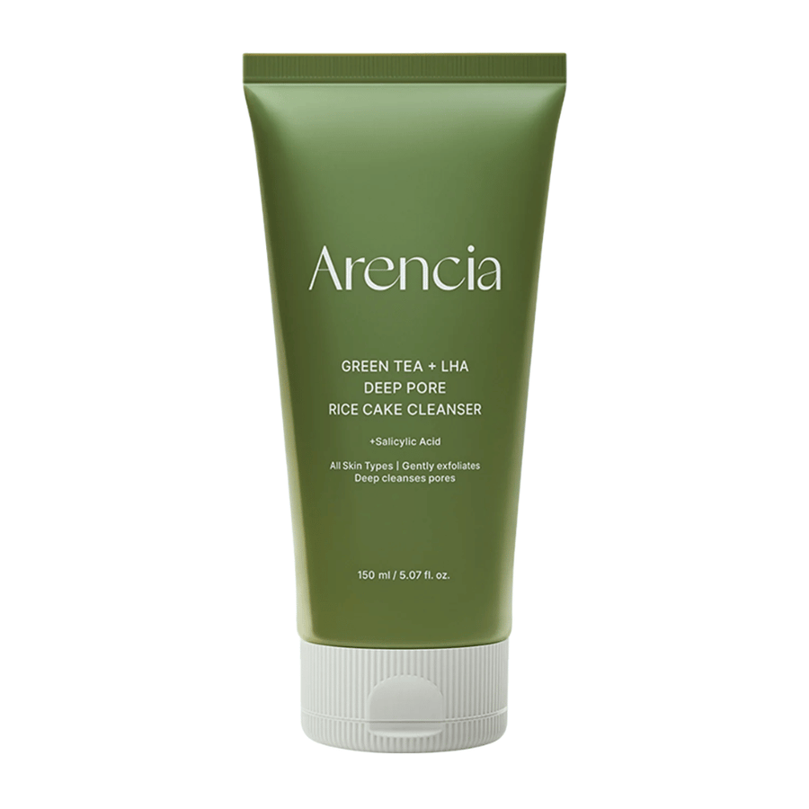 Puhdas tuotekuva tuotteesta Arencia Green Tea + LHA Deep Pore Rice Cake Cleanser vihreässä tuubimuotoilussa, keskittyen minimalistiseen ja moderniin pakkaukseen.