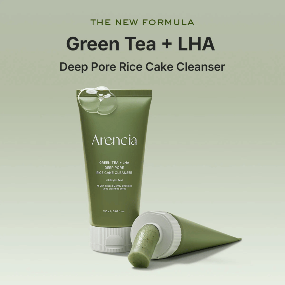 Kampanjakuva tuotteelle Arencia Green Tea + LHA Deep Pore Rice Cake Cleanser, joka korostaa uutta vihreää teetä ja LHA:ta sisältävää koostumusta huokosten syväpuhdistukseen.