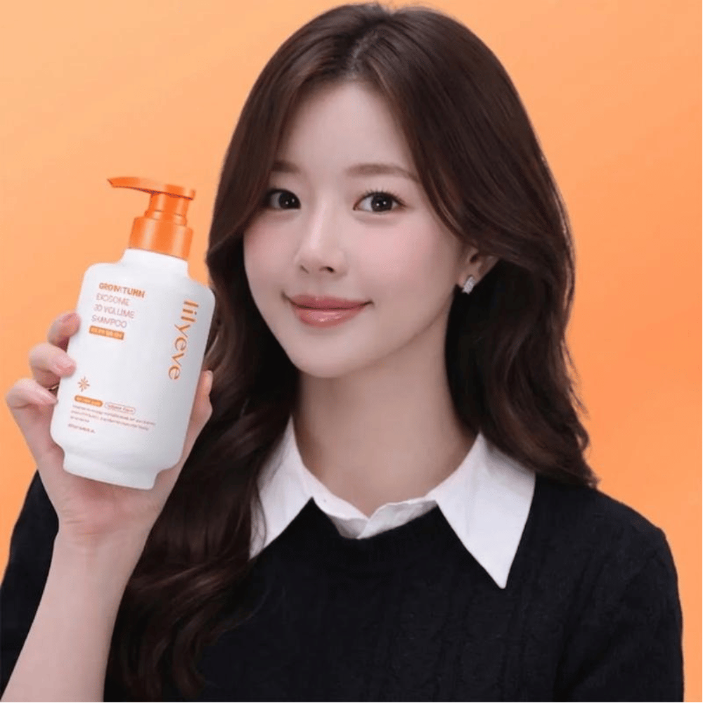Henkilö pitää kädessään LILYEVE Grow:Turn Exosome 3D Volume Shampoo tuuheuttavaan hiusten- ja hiuspohjanhoitoon