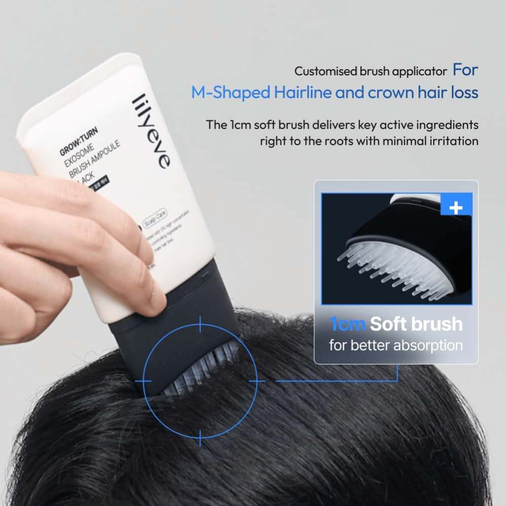 Henkilö levittää tuotetta LILYEVE Grow:Turn Exosome Brush Ampoule Prime suoraan hiuspohjaan integroidulla pehmeällä harja-applikaattorilla. Kuva näyttää, kuinka koostumus saavuttaa hiusjuuret kohdennettua hoitoa varten hiustenlähdön ja ohuempien hiusten yhteydessä.