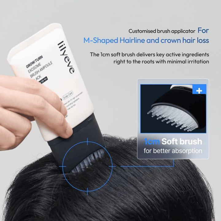 Henkilö levittää tuotetta LILYEVE Grow:Turn Exosome Brush Ampoule Prime suoraan hiuspohjaan integroidulla pehmeällä harja-applikaattorilla. Kuva näyttää, kuinka koostumus saavuttaa hiusjuuret kohdennettua hoitoa varten hiustenlähdön ja ohuempien hiusten yhteydessä.