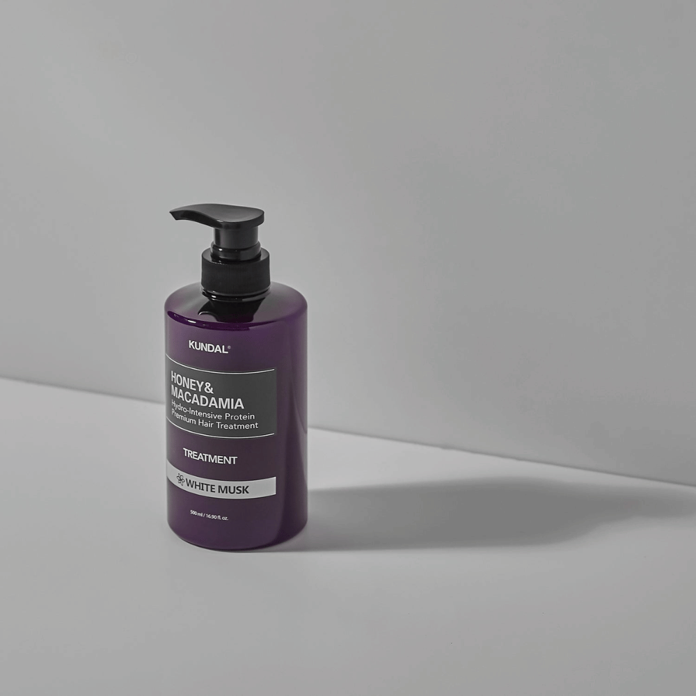 KUNDAL Honey & Macadamia Hydro-Intensive Protein Premium Hair Treatment White Musk lila pumppullossa, 500 ml.