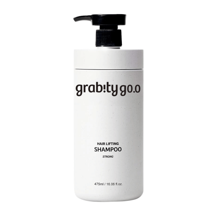 Grabity g0.0 Hair Lifting Shampoo Strong tyylikkäässä valkoisessa pumppupullossa valkoisella taustalla, kehitetty antamaan volyymia, vahvuutta ja tuuheamman vaikutelman hiuksille.