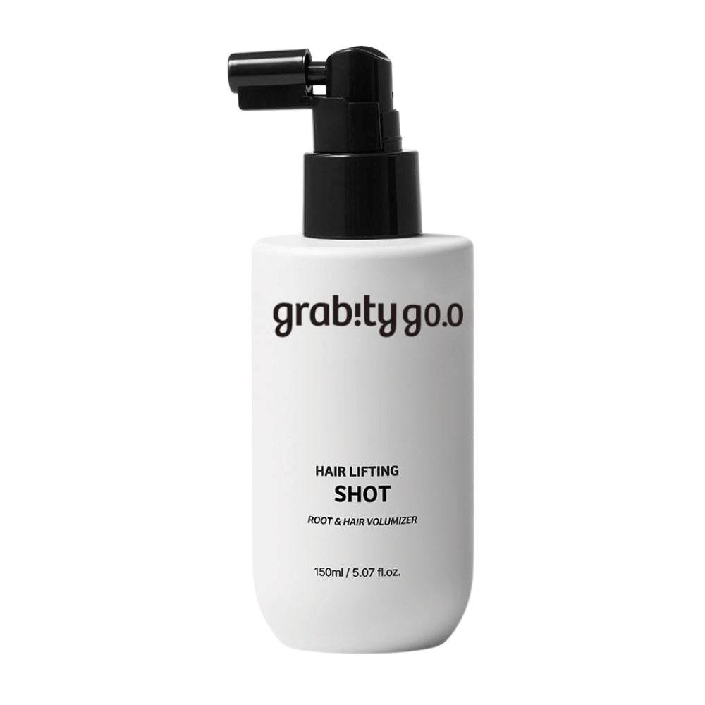 Grabity Hair Lifting Shot Root & Hair Volumizer tyylikkäässä valkoisessa suihkepullossa. Volyymia antava hiustuote, joka on kehitetty kohottamaan hiusten tyveä, tekemään hiuksista tuuheammat ja helpottamaan muotoilua.
