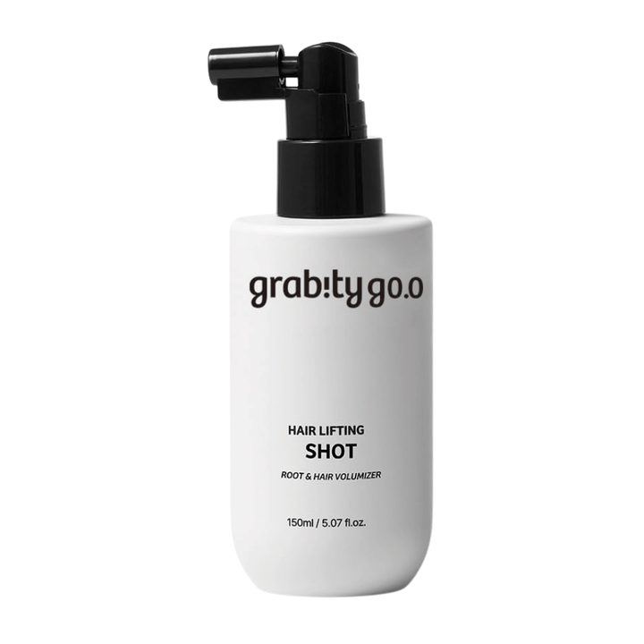 Grabity Hair Lifting Shot Root & Hair Volumizer tyylikkäässä valkoisessa suihkepullossa. Volyymia antava hiustuote, joka on kehitetty kohottamaan hiusten tyveä, tekemään hiuksista tuuheammat ja helpottamaan muotoilua.