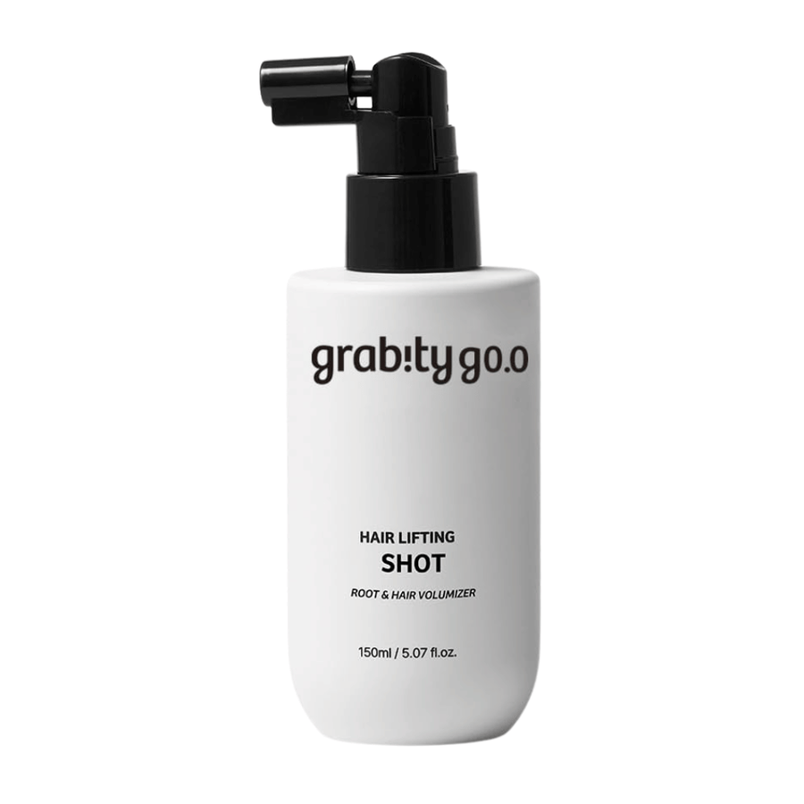 Grabity Hair Lifting Shot Root & Hair Volumizer tyylikkäässä valkoisessa suihkepullossa. Volyymia antava hiustuote, joka on kehitetty kohottamaan hiusten tyveä, tekemään hiuksista tuuheammat ja helpottamaan muotoilua.