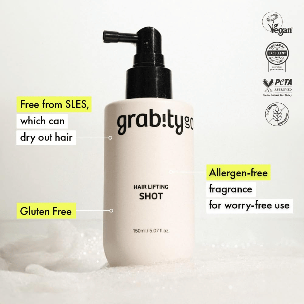 Grabity Hair Lifting Shot valkoisessa suihkepullossa, jossa on tietoa vegaanisesta koostumuksesta, PETA-hyväksynnästä, SLES-vapaasta koostumuksesta, gluteenittomasta koostumuksesta ja allergeenittomasta tuoksusta hellävaraiseen hiustenhoitoon.