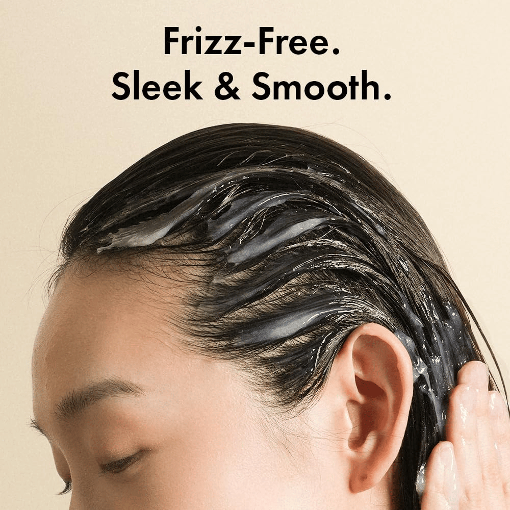 Henkilö levittää Grabity Hair Lifting Water Conditioner märkiin hiuksiin. Kevyt koostumus ympäröi hiussuortuvat ehkäisten pörröisyyttä ja tehden hiuksista pehmeämmät, sileämmät ja hoidetumman näköiset.