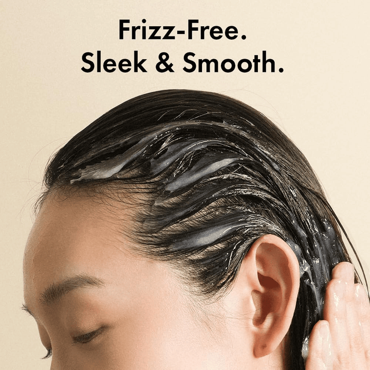 Henkilö levittää Grabity Hair Lifting Water Conditioner märkiin hiuksiin. Kevyt koostumus ympäröi hiussuortuvat ehkäisten pörröisyyttä ja tehden hiuksista pehmeämmät, sileämmät ja hoidetumman näköiset.