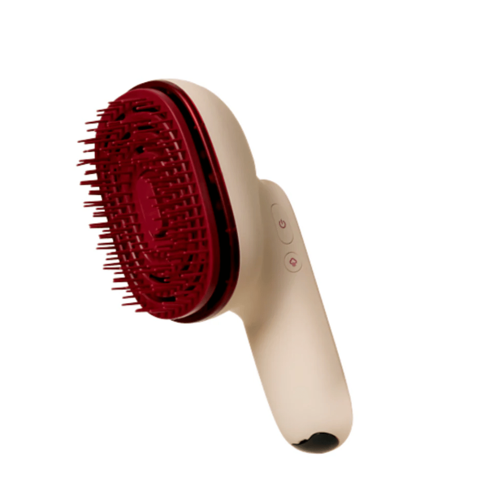 Lähikuva MOEV Hair Steamer Prosta punaisilla harjaksilla ja ergonomisella kahvalla. Ammattimainen hiustenhoitoharja höyryllä ja LED-teknologialla.