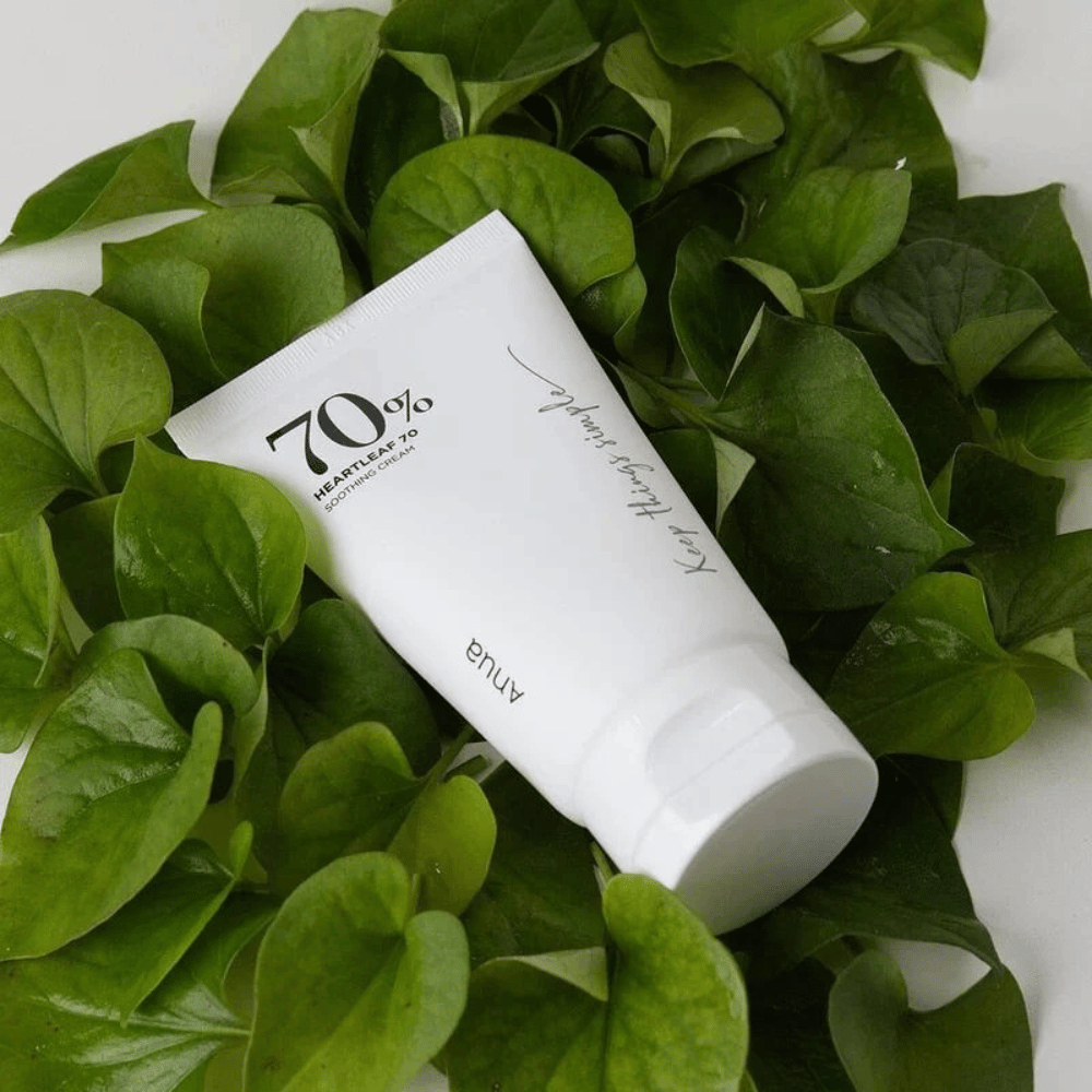 Putki Heartleaf 70% Soothing Cream lepää vihreiden lehtien päällä.