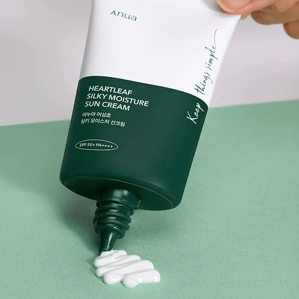  Aurinkovoide Anua:sta, "Heartleaf Silky Moisture", puristetaan tuubista.