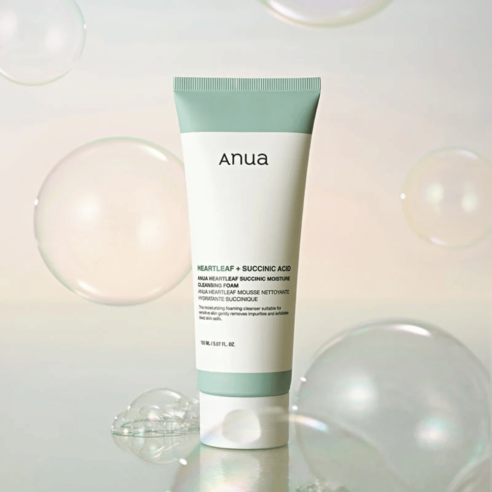 Tuotekuva Anua Heartleaf + Succinic Acid Moisture Cleansing Foam -tuotteesta läpinäkyvien kuplien ympäröimänä. Kuva vahvistaa hellävaraisen puhdistuksen, raikkauden ja ilmavan vaahdon tuntua.