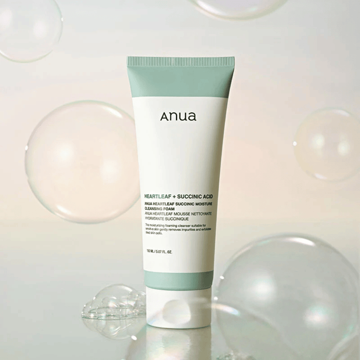 Tuotekuva Anua Heartleaf + Succinic Acid Moisture Cleansing Foam -tuotteesta läpinäkyvien kuplien ympäröimänä. Kuva vahvistaa hellävaraisen puhdistuksen, raikkauden ja ilmavan vaahdon tuntua.