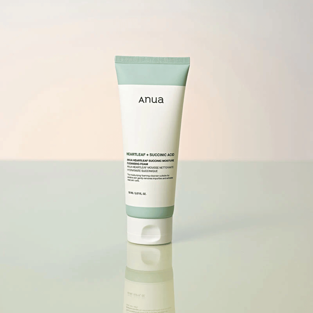 Erillinen tuotekuva tuotteesta Anua Heartleaf + Succinic Acid Moisture Cleansing Foam. Tuote on esitetty seisomassa heijastavalla pinnalla, mikä tuo selkeästi esiin pakkauksen muotoilun ja brändin tyylikkään estetiikan.