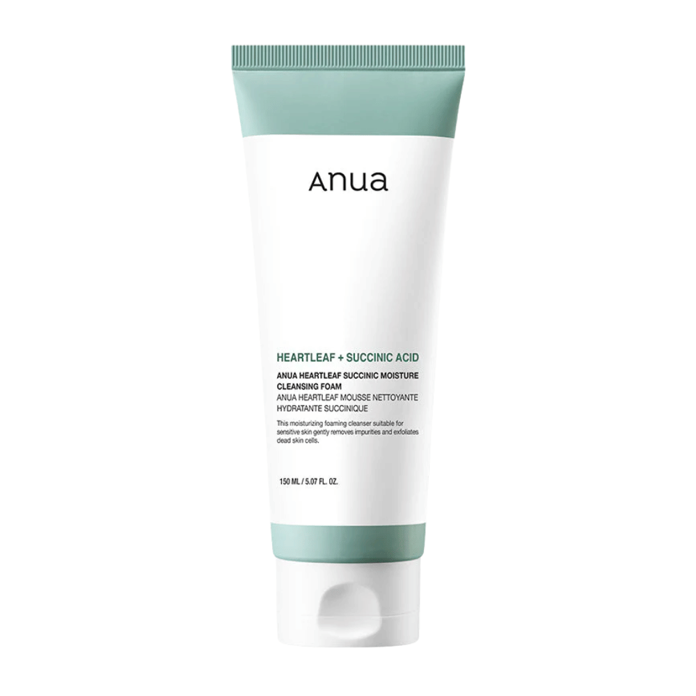 Vapaasti rajattu tuotekuva neutraalia taustaa vasten, joka näyttää Anua Heartleaf + Succinic Acid Moisture Cleansing Foam yksityiskohtaisesti. Kuva keskittyy tuotteen pakkaukseen, kokoon ja muotoiluun selkeää tuote-esittelyä varten.