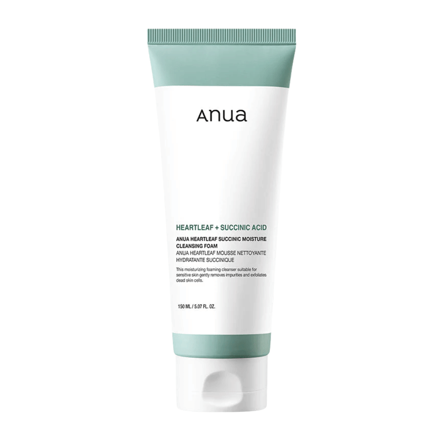 Vapaasti rajattu tuotekuva neutraalia taustaa vasten, joka näyttää Anua Heartleaf + Succinic Acid Moisture Cleansing Foam yksityiskohtaisesti. Kuva keskittyy tuotteen pakkaukseen, kokoon ja muotoiluun selkeää tuote-esittelyä varten.