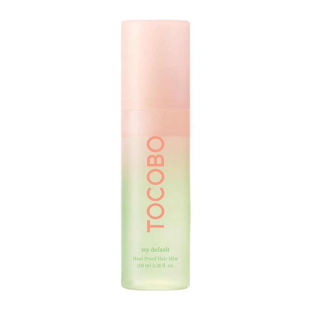 1. TOCOBO Heat Proof Hair Mist #02 My Default 100ml – vihreä ja vaaleanpunainen lämpösuojaava hiussuihke suihkepullossa valkoista taustaa vasten