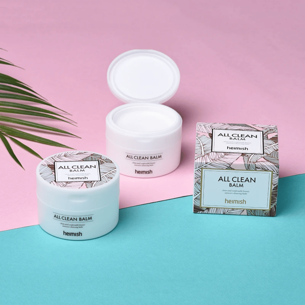 Heimish All Clean Balm 120ml ja palmu vaaleanpunaisella ja sinisellä taustalla, sopii herkälle iholle.