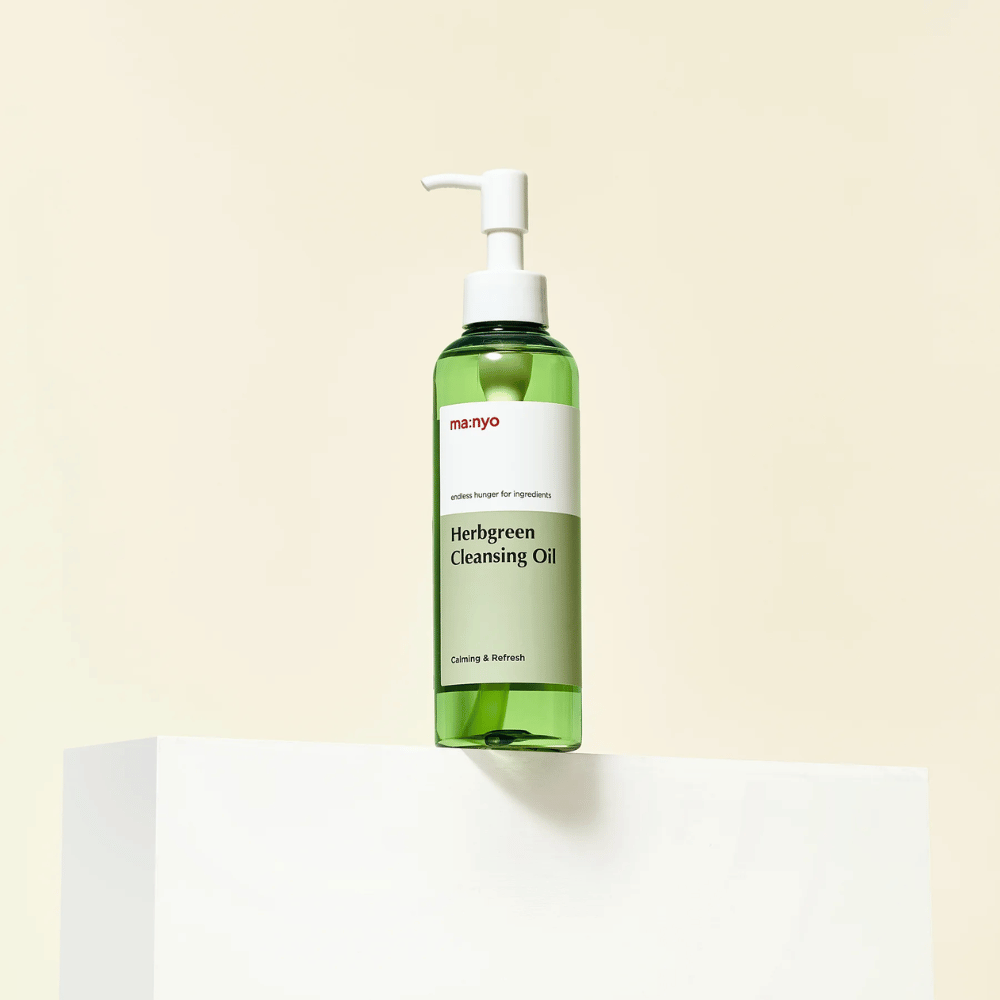 ma:nyo Herbgreen Cleansing Oil jalustalla, mieto korealainen puhdistusöljy vihreillä yrttiuutteilla päivittäiseen kasvojen puhdistukseen