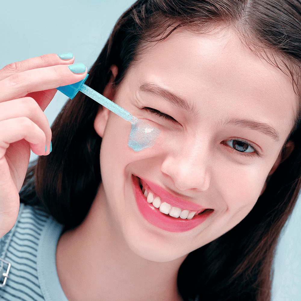 EQUAL BERRY Hyaltoin Flooding Serum pipetillä – kosteuttaa ja antaa hehkua