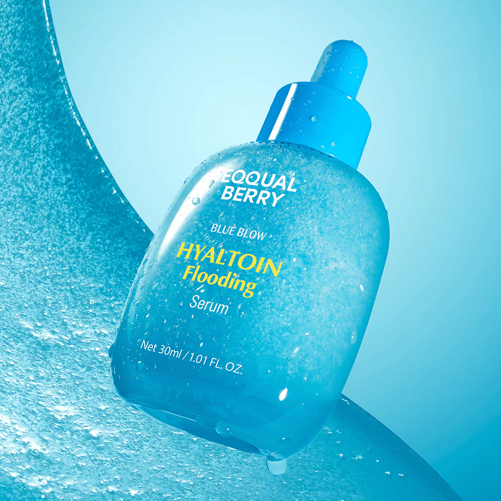 EQUAL BERRY Blue Blow Hyaltoin Flooding Serum 30 ml – kosteuttava seerumi hyaluronihapolla ja rauhoittavalla vaikutuksella, tuotekuva vesitekstuurilla