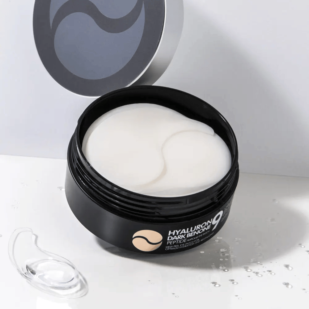 Lähikuva Hyaluron Dark Benone Peptide 9 Ampoule Eye Patch – pehmeät hydrogeeliset silmälaput, jotka auttavat kosteuttamaan, silottamaan ja virkistämään ihoa silmien alla.