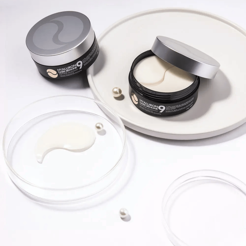 Hyaluron Dark Benone Peptide 9 Ampoule Eye Patch avoimessa purkissa hydrogeelilappujen kanssa – intensiivisesti kosteuttava silmänaamio peptideillä ja hyaluronihapolla.