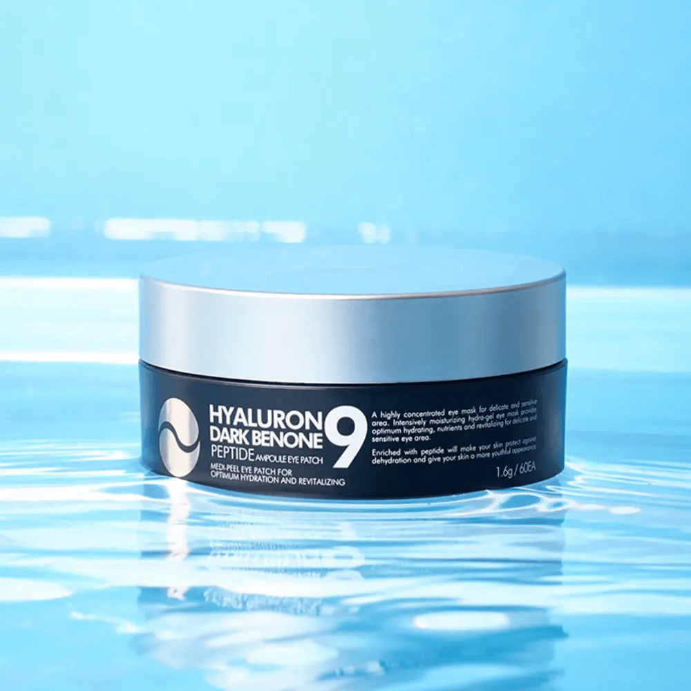 Hyaluron Dark Benone Peptide 9 Ampoule Eye Patch asetettu veden pinnalle – kosteuttavat korealaiset silmälaput hyaluronihapolla ja peptideillä raikkaamman silmänympärysihon saamiseksi.