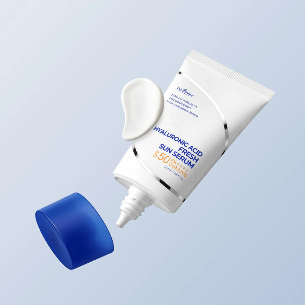 Isntree Hyaluronic Acid Fresh Sun Serum on kevyt aurinkoseerumi SPF50+ PA++++:lla, joka suojaa UVA/UVB-säteiltä samalla kun se kosteuttaa hyaluronihapolla. Täydellinen herkälle iholle.