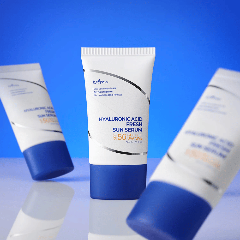 Isntree Hyaluronic Acid Fresh Sun Serum suojaa SPF50+ PA++++:lla samalla kun se kosteuttaa intensiivisesti usean molekyylikokoisen hyaluronihapon avulla.