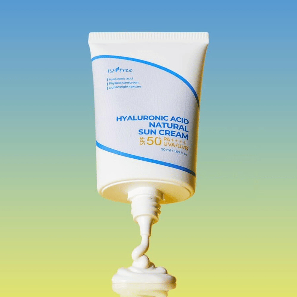 Isntree Hyaluronic Acid Natural Sun Cream on aurinkovoide, jossa on SPF50+ PA++++ ja joka tarjoaa vahvan suojan sekä UVA- että UVB-säteiltä. Se sisältää hyaluronihappoa, joka kosteuttaa syvältä, samalla kun fysikaalinen suodatin on hellävarainen herkälle iholle.