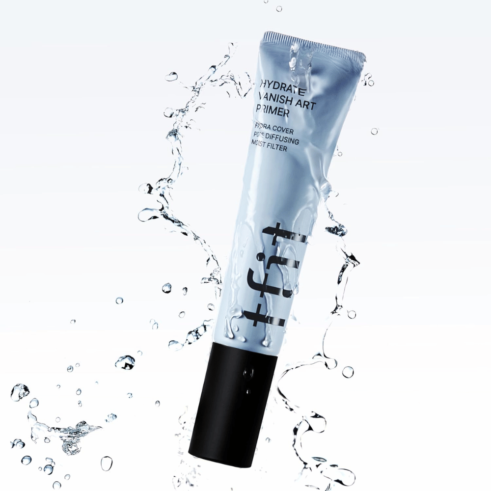 TFIT Hydrate Vanish Art Primer sinisessä tuubissa ympäröitynä roiskuvalla vedellä, mikä symboloi tuotteen kosteuttavia ominaisuuksia ja raikasta tunnetta levitettäessä.