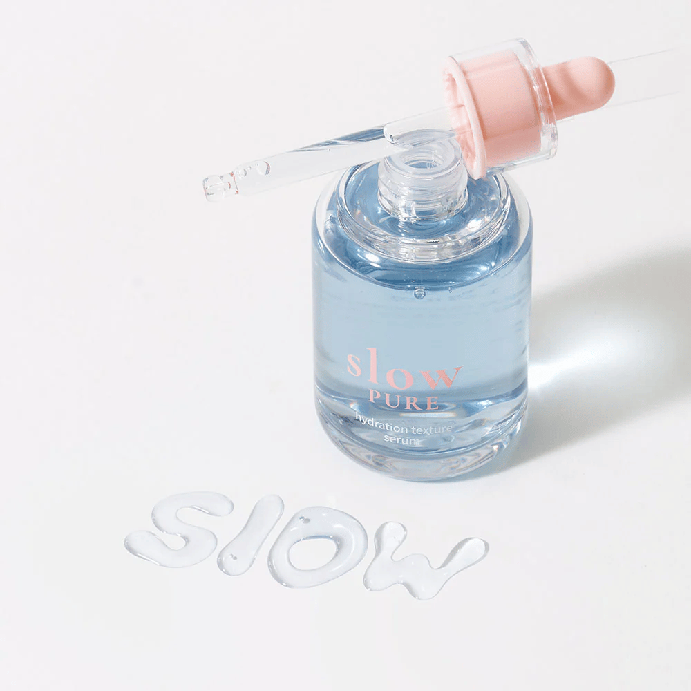 Slow Pure Hydration Texture Serum avoimella pipetillä, teksti kirjoitettuna seerumiin pinnalle: "Slow".