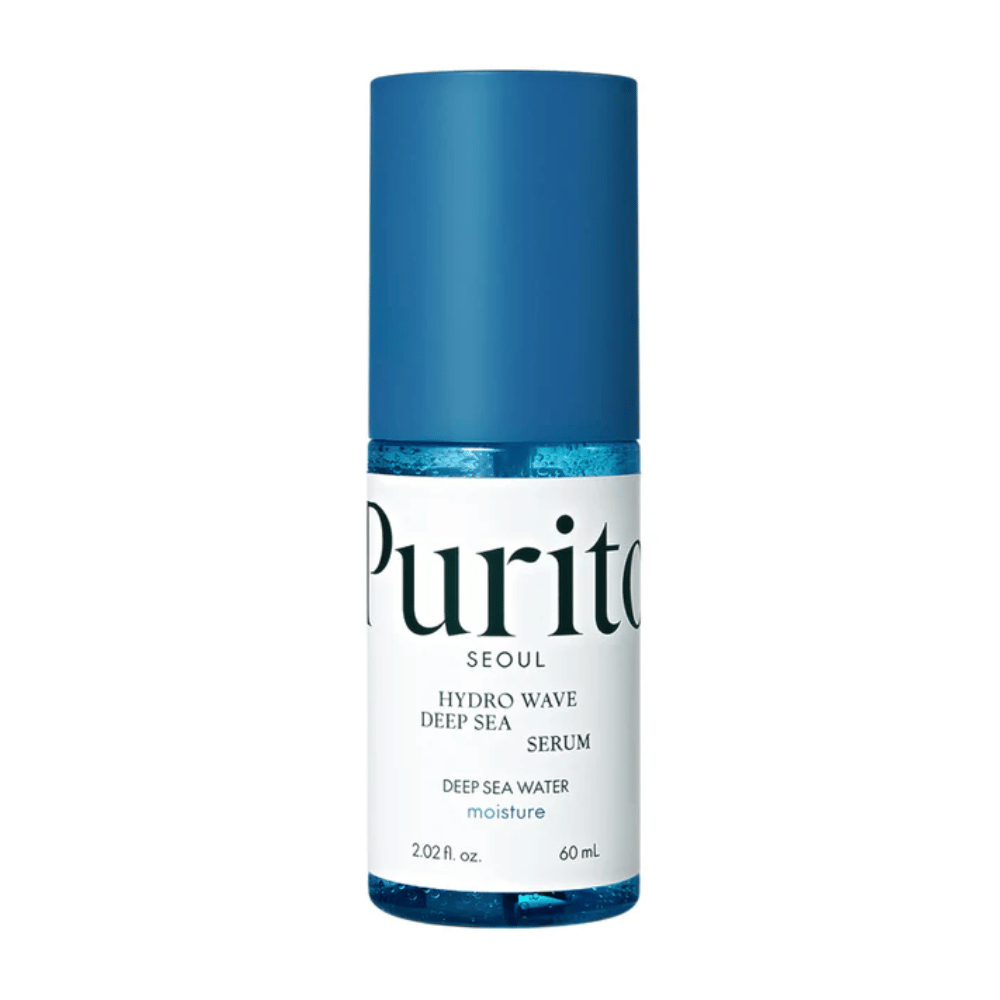 Kuva tuotteesta Purito Hydro Wave Deep Sea Serum. Pullo on läpinäkyvä ja siinä on sininen korkki, ja se sisältää syvänsinistä seerumia. Etiketissä lukee, että tuote on 60 ml ja tarjoaa kosteuttavia ominaisuuksia syvänmeren vedellä. Muotoilu on puhdas ja moderni.