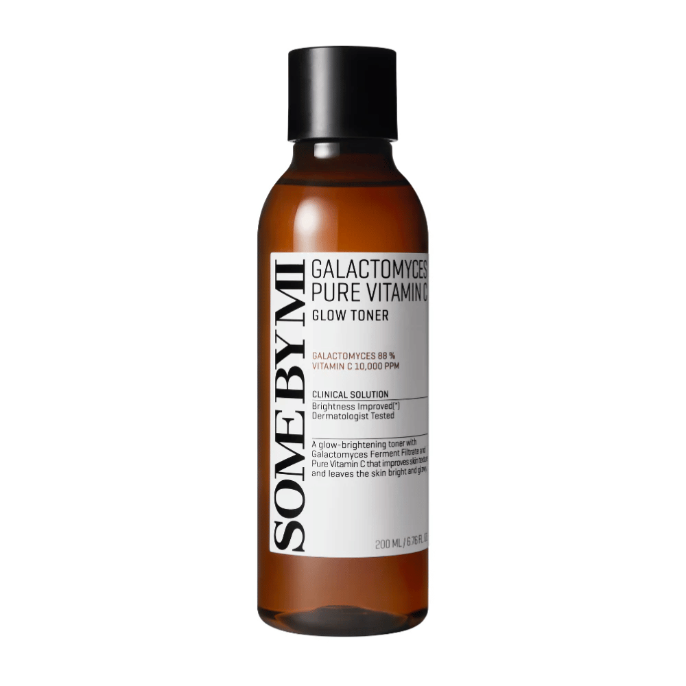 Kuva SOME BY MI Galactomyces Pure Vitamin C Glow Toner. Tuote esitetään läpinäkyvässä pullossa, jossa on musta korkki ja selkeä merkintä. Se sisältää 88 % galactomycesia ja 10 000 ppm C-vitamiinia, mikä kirkastaa ihon sävyä ja parantaa ihon hehkua. Pullon sisältö on dermatologisesti testattu.