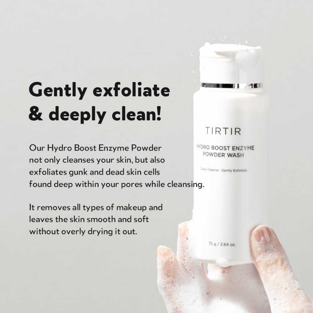 Käsi pitää pulloa TIRTIR Hydro Boost Enzyme Powder Wash, ihonhoitotuote, joka kuorii ja syväpuhdistaa. Pullo on valkoinen tekstillä ja kädessä muodostuu valkoista vaahtoa.