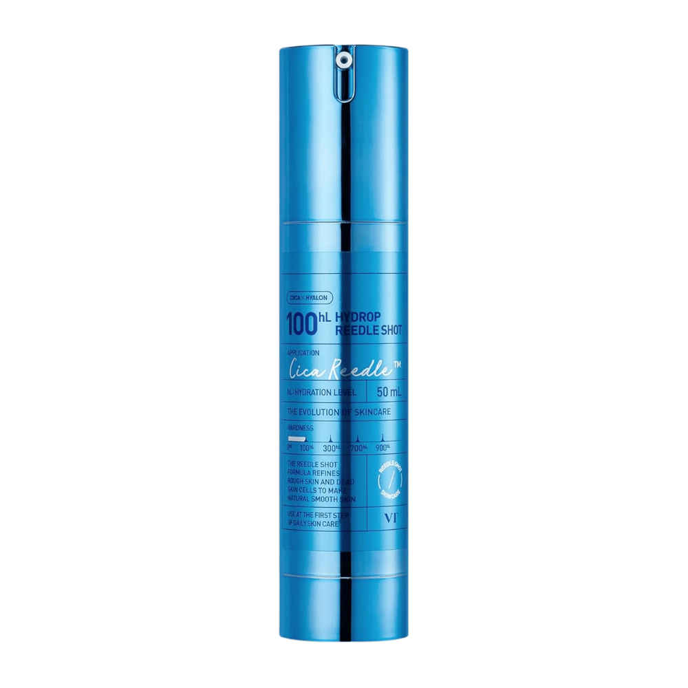 Sininen sylinterinmuotoinen pullo VT Cica Hyalon Hydrop Reedle Shot 100hL, 50 ml, pumpulla ja hopeayksityiskohdilla, seisoo valkoista taustaa vasten.