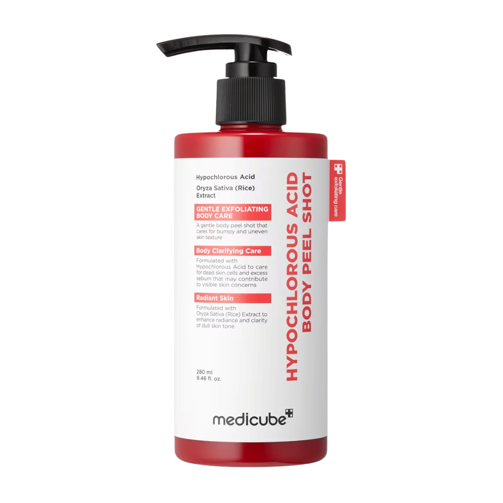 Vapaataustainen tuotekuva tuotteesta Medicube Hypochlorous Acid Body Peel Shot punaisessa pumppupullossa kuorivaan vartalonhoitoon ja karhean ihon kosteutukseen.