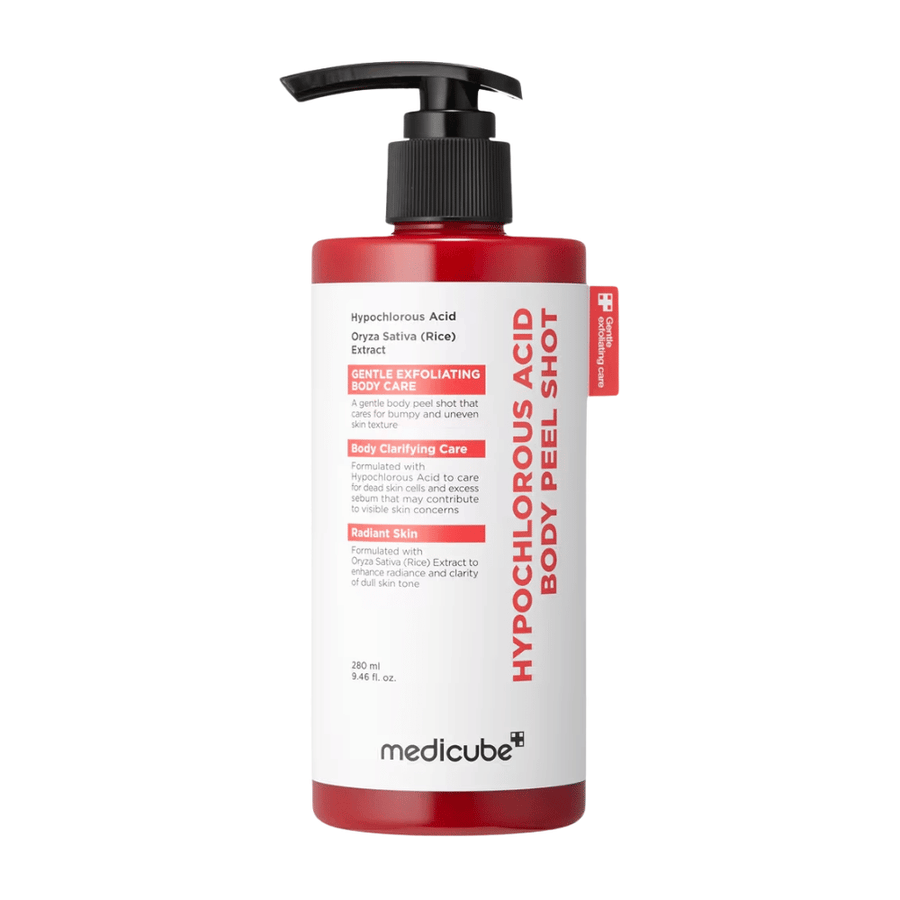 Vapaataustainen tuotekuva tuotteesta Medicube Hypochlorous Acid Body Peel Shot punaisessa pumppupullossa kuorivaan vartalonhoitoon ja karhean ihon kosteutukseen.